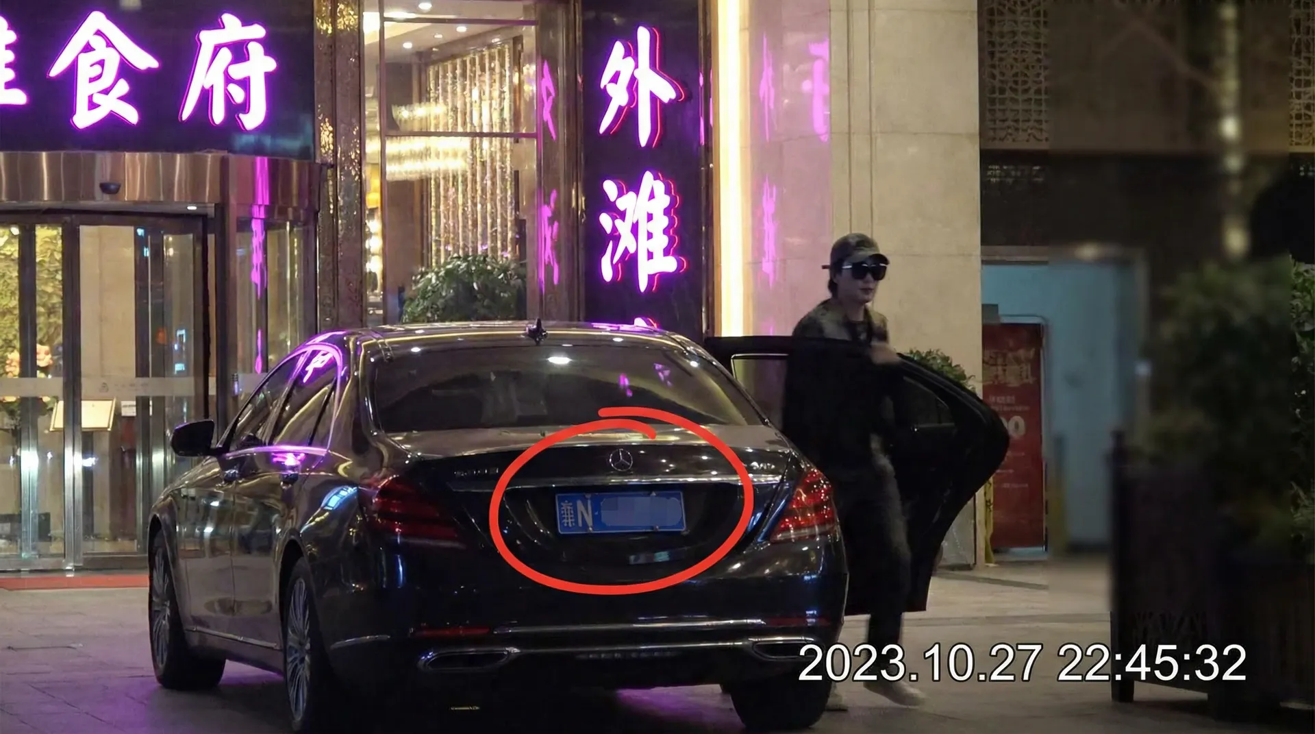 剧情-剧情视频最新资讯与原创精选|剧情 - 豪车餐厅外被拍